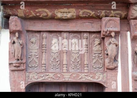 Les sculptures sur bois sur le musée et la maison d'Henry IV, Saint Valery en Caux, Normandie, France, Europe Banque D'Images