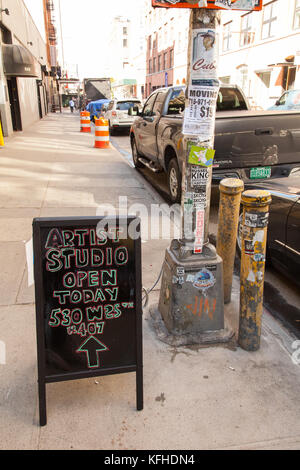 Artiste open studio signer couverts, West 25th Street, Chelsea, New York City, États-Unis d'Amérique. Banque D'Images