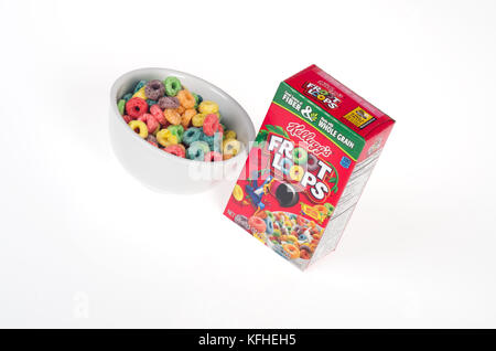 Froot Loops de Kellogg's boîte de céréales et le bol isolé sur fond blanc Banque D'Images