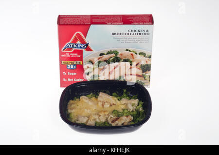 Micro-ondes régime Atkins repas de poulet et brocoli alfredo avec fort et plateau d'aliments cuits Banque D'Images