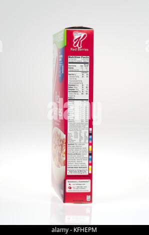 Sur la valeur nutritive de boîte avec Special K de Kellogg's céréales fruits rouges sur fond blanc, dentelle USA Banque D'Images