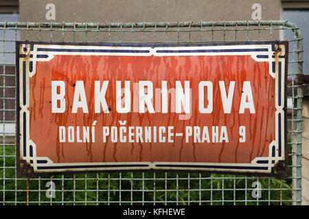 Bakurinova dans la rue Faubourg Dolní Počernice à Prague, République tchèque. La rue a été nommée d'après l'Armée Rouge Soldat Ivan Bakurin qui sont morts pendant la libération de Prague le 10 mai 1945 et fut enterré dans le cimetière voisin. La rue porte son nom depuis 1974. En fait, Ivan Bakurin n'a jamais existé, et officier de l'armée soviétique Vasily Polosin est enterré dans sa tombe. Le sergent Vassily Ivanovitch Polosin est né en 1908 et a servi dans l'Armée rouge pendant la Seconde Guerre mondiale. Il a été écrasé par un char soviétique le 10 mai 1945 à Dolní Počernice. Banque D'Images