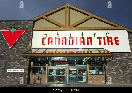 Magasin Canadian Tire en extérieur direction Canmore Alberta Railway Crossing shopping centre Banque D'Images