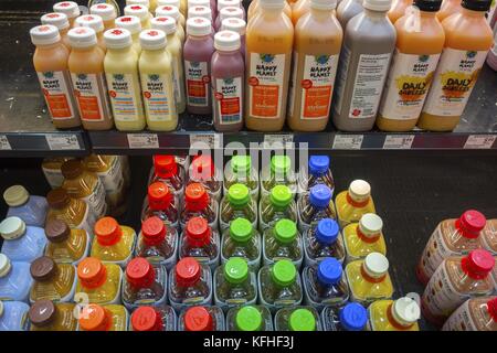 Assortiment de jus en bouteille Happy Planet en vente dans l'épicerie Save On Foods Banque D'Images