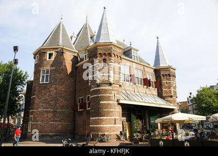 La waag ("balance"), un bâtiment du xve siècle sur la place Nieuwmarkt à Amsterdam, Pays-Bas. Banque D'Images