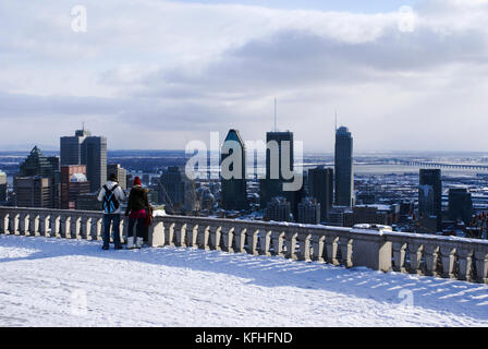 La vue sur le centre-ville de Montréal depuis le belvédère kondiaronk et le chalet du mont royal en hiver Banque D'Images