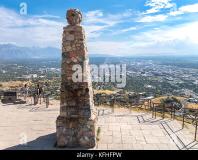 Salt Lake City Ensign Peak un panorama. Jeune couple à Ensign Peak vista point donnant sur SLC Banque D'Images