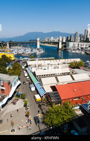 Marché public de Granville Island, le pont de la rue Burrard, False Creek, Vancouver, British Columbia, canada Banque D'Images