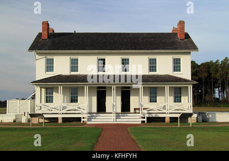 Le keeper's quarters abritait autrefois les travailleurs qui ont maintenu l'historique Bodie Island Lighthouse at Cape Hatteras National Seashore en Caroline du Nord Banque D'Images