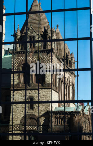 Reflet de la trinité dans l'église moderne à proximité gratte-ciel en verre. Copley Square, Boston, Massachusetts, USA Banque D'Images