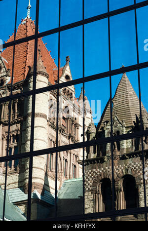 Reflet de la trinité dans l'église moderne à proximité gratte-ciel en verre. Copley Square, Boston, Massachusetts, USA Banque D'Images