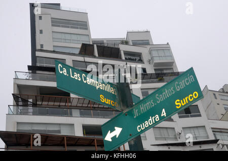 Lima, Pérou. 12 septembre 2017. FICHIER - image de fichier montrant un immeuble d'habitation dans le quartier de classe moyenne et supérieure de Santiago de Surco dans la capitale péruvienne Lima, Pérou, 12 septembre 2017. Les habitants du bâtiment ont construit un mur de dix kilomètres de long et trois mètres de haut afin de s'isoler d'un bidonville situé de l'autre côté de la montagne et de se protéger de la menace présumée de raids criminels. Crédit : Georg Ismar/dpa/Alamy Live News Banque D'Images