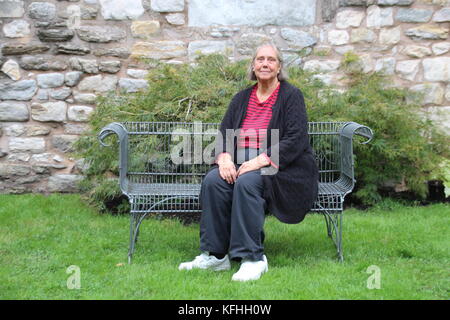 New York, États-Unis. 14 octobre 2017. Caroline DuBois assise sur un banc devant la crypte 54 dans le « New York Marble Cemetery » à New York, États-Unis, le 14 octobre 2017. Caroline DuBois sera un jour mise au repos au milieu de l'East Village de New York, juste sur la 1re Avenue. Même ses arrière-arrière-arrière-arrière-grands-parents sont enterrés dans la crypte 54 dans le petit cimetière de marbre, ainsi que ses arrière-arrière-arrière-grands-parents et cousins. Crédit : Christina Horsten/dpa/Alamy Live News Banque D'Images