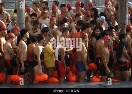 Hong Kong, CHINE. 29 octobre 2017. Les participants de l'édition 2017 de Hong Kong Cross Harbour nagent avec une bouée de sécurité attachée à leur taille s'alignent pour entrer dans le lieu. Plus de 2000 nageurs ont participé à l’événement annuel qui a eu lieu ce matin au bord de la mer du port Victoria. 2017, 10-29. Hong Kong. ZUMA/Liau Chung Ren crédit : Liau Chung Ren/ZUMA Wire/Alamy Live News Banque D'Images