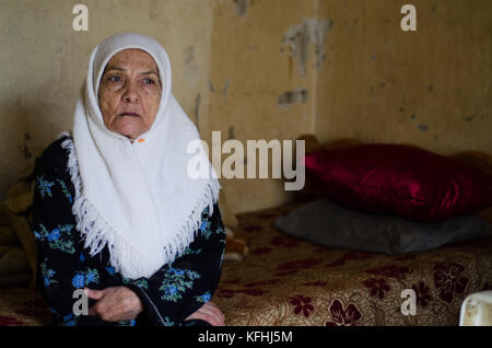 Beyrouth, Liban. 2 mars 2016. Vieille femme palestinienne dans son refuge, dans le camp de Shatila, elle est loin de son domicile en Palestine depuis que le pays a été occupé d'Israël.le Liban accueille plus d'un million de réfugiés qui avaient fui le pays voisin pour obtenir la sécurité. Dans les camps de réfugiés, ils sont confrontés à des problèmes tels que les harcèlements quotidiens, la violence familiale, le manque d'assistance sanitaire et d'éducation, la pénurie d'eau et de nourriture et les problèmes de logement. Crédit: Susanna d'Aliesio/SOPA/ZUMA Wire/Alay Live News Banque D'Images