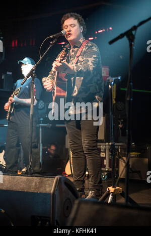 Dublin, Irlande. 28 octobre 2017. Le chanteur et compositeur irlandais Mundy (Edmund Enright) se produit en direct à l'Académie. Crédit : Ben Ryan/SOPA/ZUMA Wire/Alamy Live News Banque D'Images