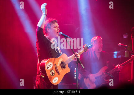 Dublin, Irlande. 28 octobre 2017. Le chanteur et compositeur irlandais Mundy (Edmund Enright) se produit en direct à l'Académie. Crédit : Ben Ryan/SOPA/ZUMA Wire/Alamy Live News Banque D'Images