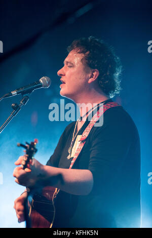 Dublin, Irlande. 28 octobre 2017. Le chanteur et compositeur irlandais Mundy (Edmund Enright) se produit en direct à l'Académie. Crédit : Ben Ryan/SOPA/ZUMA Wire/Alamy Live News Banque D'Images