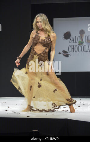 Paris, Ile de France, France. 27 octobre 2017. Tonya Kinzinger portant la robe d'Elise Martimort et Hasnaa lors du 23e défilé salon du chocolat 2017 à Paris. Crédit : Thierry le fouille/SOPA/ZUMA Wire/Alamy Live News Banque D'Images