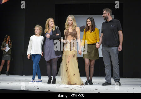 Paris, Ile de France, France. 27 octobre 2017. Tonya Kinzinger portant la robe d'Elise Martimort et Hasnaa lors du 23e défilé salon du chocolat 2017 à Paris. Crédit : Thierry le fouille/SOPA/ZUMA Wire/Alamy Live News Banque D'Images