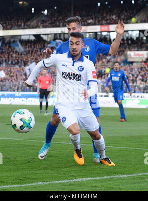 Karlsruhe, Deutschland. 29 octobre 2017. Duels/Duell Burak Camoglu (KSC) contre Michel Niemeyer (Magdeburg). GES/ Fussball/ 3. Liga : Karlsruher SC - 1. FC Magdeburg, 29.10.2017 -- Football/ Soccer 3rd Division : Karlsruher SC vs Magdeburg, Karlsruhe, 29 octobre 2017 -- |utilisation mondiale crédit : dpa/Alamy Live News Banque D'Images