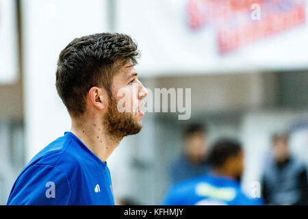 28 octobre 2017 : Bogdan Popa # 23 CSM (Steaua Bucarest) pendant la LNBM - Men's National Basketball League match entre CSM Steaua Bucarest et CS Selective Breeding in Sala à Regimentul de Garda 'Mihai Viteazul", Bucarest, Roumanie ROU. Copyright : Cronos/Catalin Soare Banque D'Images