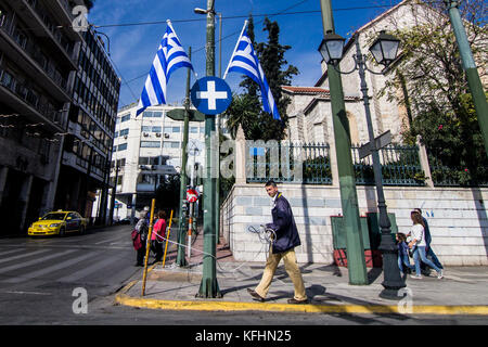 Athènes, Grèce. 28 Oct, 2017. Défilé des étudiants à Athènes en raison d'ohi 'Jour', commémorant le refus de gouvernement grec afin de permettre aux troupes italiennes à mars en Grèce, en 28 octobre 1940. Ce jour-là signifiait la participation de la Grèce dans la seconde guerre mondiale à l'encontre de l'Italie et l'Allemagne. Credit : Cronos/Alamy Live News Banque D'Images