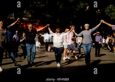 Barcelone, Catalogne, Espagne. 29 octobre 2017. Dans le centre-ville de Barcelone, les gens dansent des sardanes une danse circulaire typique de la culture catalane. Crédit : Jordi Boixareu/ZUMA Wire/Alamy Live News Banque D'Images