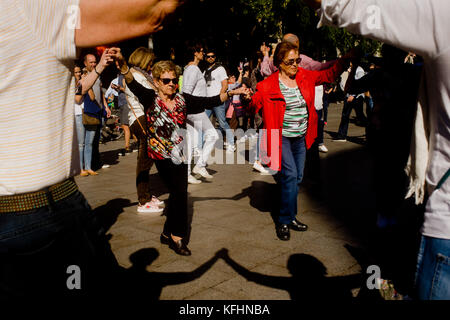 Barcelone, Catalogne, espagne. 29 oct, 2017 dans le centre-ville de Barcelone. les gens sardanes danses en cercle un typique de la culture catalane. crédit : jordi boixareu/zuma/Alamy fil live news Banque D'Images