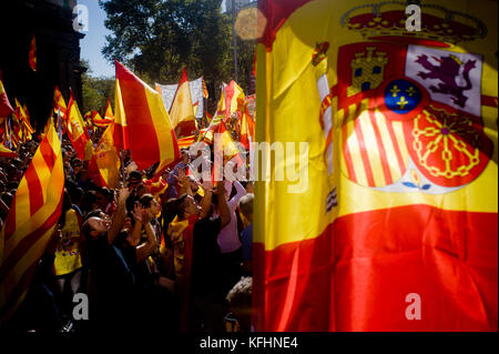 Barcelone, Catalogne, espagne. 29 oct, 2017. Des milliers de personnes sont descendues dans les rues de Barcelone contre gouvernement catalan et en pro de l'unité de l'Espagne. parlement catalan a déclaré l'indépendance de la République de Catalogne vendredi dernier. crédit : jordi boixareu/Alamy live news Banque D'Images