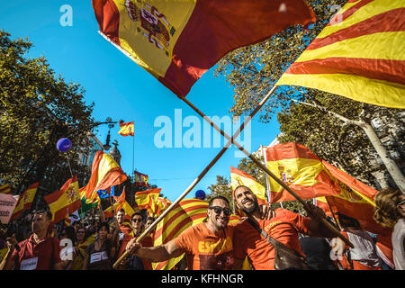 Barcelone, Espagne. 29 oct, 2017. anti-séparatiste catalans agitent leurs drapeaux pour protester contre l'indivisibilité de l'Espagne, deux jours après le Parlement catalan a voté et le gouvernement central espagnol a déclenché l'article 155 de prendre le contrôle de la région crédit : Matthias rickenbach/Alamy live news Banque D'Images