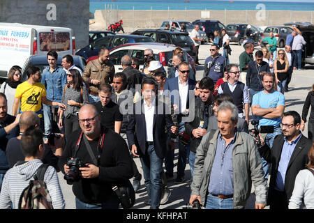 Palerme, Italie. 29 oct, 2017. Palerme, cinq étoiles mouvement régional élections. dans la photo Luigi Di Maio arrive dans le quartier du port de plaisance de la bandita.29/10/2017, Palerme, Italie : crédit photo indépendant srl/Alamy live news Banque D'Images