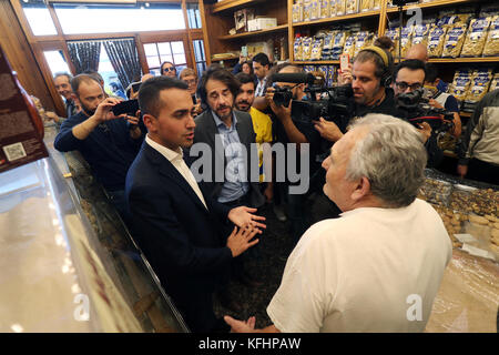 Palerme, Italie. 29 oct, 2017. Palerme, cinq étoiles mouvement régional élections. dans la photo Luigi Di Maio arrive dans le quartier du port de plaisance de la bandita.29/10/2017, Palerme, Italie : crédit photo indépendant srl/Alamy live news Banque D'Images