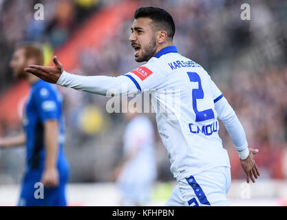 Karlsruhe, Deutschland. 29 octobre 2017. Burak Camoglu (KSC) rekalmiert eine refereeentscheidung. GES/ Fussball/ 3. Liga : Karlsruher SC - 1. FC Magdeburg, 29.10.2017 -- Football/ Soccer 3rd Division : Karlsruher SC vs Magdeburg, Karlsruhe, 29 octobre 2017 -- |utilisation mondiale crédit : dpa/Alamy Live News Banque D'Images