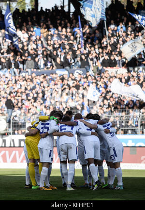 Karlsruhe, Deutschland. 29 octobre 2017. Feature/Schmuckbild/Hintergrund/Hintergrundbild Mannschaftskreis KSC vor dem Spiel. GES/ Fussball/ 3. Liga : Karlsruher SC - 1. FC Magdeburg, 29.10.2017 -- Football/ Soccer 3rd Division : Karlsruher SC vs Magdeburg, Karlsruhe, 29 octobre 2017 -- |utilisation mondiale crédit : dpa/Alamy Live News Banque D'Images