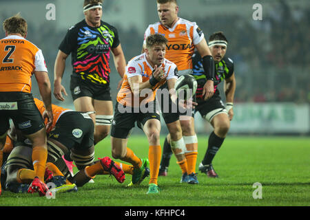 Parme, Italie. 28 octobre 2017. Demi de mêlée des guépards Tian Meyer cleares la balle lors du match contre le zèbre, Guinness PRO14 rugby championship. Massimiliano Carnabuci/Alamy Live News Banque D'Images