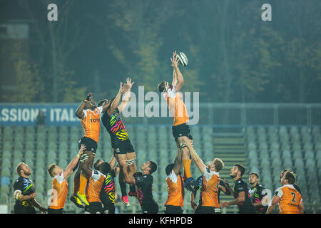 Parme, Italie. 28 octobre 2017. Les guépards'verrouillage Reniel Hugo obtient le ballon en contact lors du match contre le Zèbre en PRO14 rugby Guinness championship. Massimiliano Carnabuci/Alamy Live News Banque D'Images