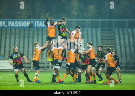 Parme, Italie. 28 octobre 2017. Les guépards'verrouillage Reniel Hugo obtient le ballon en contact lors du match contre le Zèbre en PRO14 rugby Guinness championship. Massimiliano Carnabuci/Alamy Live News Banque D'Images