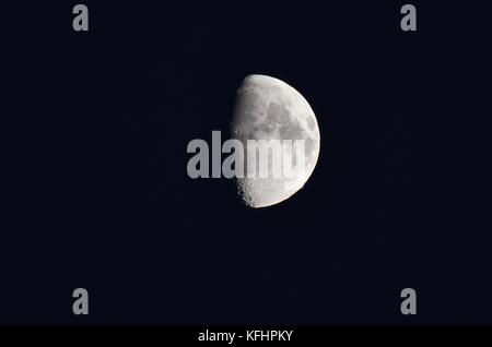 High Peak, Derbyshire, Royaume-Uni. 29 octobre, 2017. uk weather : dans un ciel clair à 17:00 cratères sont clairement visibles sur la lune. crédit : John Fryer/Alamy live news Banque D'Images