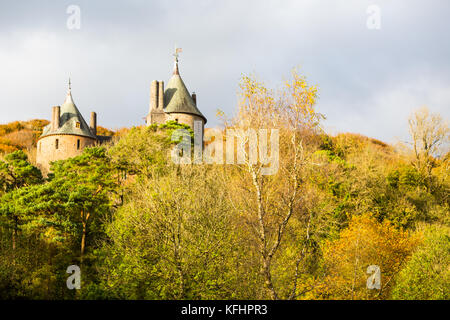 Castell Coch près de Cardiff, Pays de Galles, Royaume-Uni. 29 octobre, 2017. Météo France : températures oscillé autour de 15 degrés Celsius comme le soleil de l'après-midi a mis en évidence l'cokours dans les arbres. Crédit : Chris Stevenson/Alamy Live News Banque D'Images