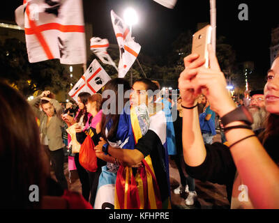 Barcelone, Catalogne, espagne. 8 oct, 2017. les filles d'énormes pour célébrer l'indépendance de la catalogne.le référendum sur l'indépendance catalane qui s'est tenue le 1er octobre 2017, bien que déclarée illégale par la Cour constitutionnelle de l'Espagne le 7 septembre 2017, mais il est allé de l'avant encore et avec plus de 2 millions d'électeurs inscrits se sont rendus et 92,01 % électeurs ''oui'' pour la Catalogne de devenir un Etat indépendant sous la forme d'une république. crédit : sopa/zuma/Alamy fil live news Banque D'Images