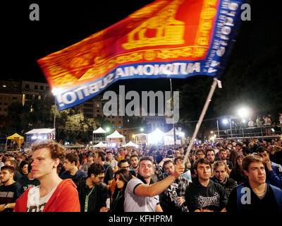 Barcelone, Catalogne, Espagne. 8 octobre 2017. Les gens célèbrent l'indépendance après que les résultats du vote ont été annoncés. Le référendum sur l'indépendance catalane qui s'est tenu le 1er octobre 2017, bien que déclaré illégal par la Cour constitutionnelle d'Espagne le 7 septembre 2017, a continué et avec plus de 2 millions d'électeurs se sont rendus et 92,01% d'électeurs ''oui'' pour que la Catalogne devienne un Etat indépendant sous la forme d'une république. Crédit : SOPA/ZUMA Wire/Alamy Live News Banque D'Images