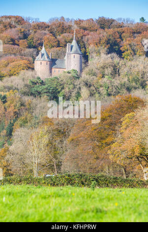 Castell Coch près de Cardiff, Pays de Galles, Royaume-Uni. 29 octobre, 2017. Météo France : températures oscillé autour de 15 degrés Celsius comme le soleil de l'après-midi a mis en évidence l'cokours dans les arbres. Crédit : Chris Stevenson/Alamy Live News Banque D'Images