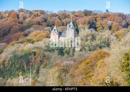 Castell Coch près de Cardiff, Pays de Galles, Royaume-Uni. 29 octobre, 2017. Météo France : températures oscillé autour de 15 degrés Celsius comme le soleil de l'après-midi a mis en évidence l'cokours dans les arbres. Crédit : Chris Stevenson/Alamy Live News Banque D'Images