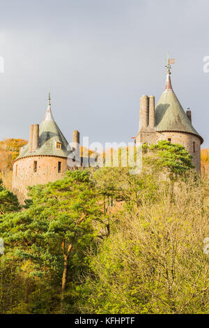 Castell Coch près de Cardiff, Pays de Galles, Royaume-Uni. 29 octobre, 2017. Météo France : températures oscillé autour de 15 degrés Celsius comme le soleil de l'après-midi a mis en évidence l'cokours dans les arbres. Crédit : Chris Stevenson/Alamy Live News Banque D'Images