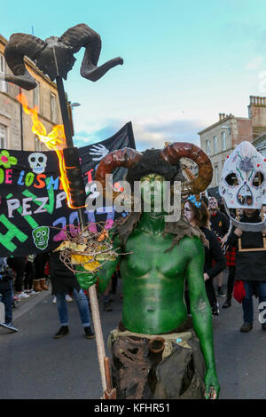 À la fin de trois jours de célébrations de Robert Burns' poème 'TAM O'Shanter' (Tamfest) il y avait une processsion dans les rues d'Ayr (ville natale de Burns) dans l'esprit de Dia de los Muertos, la Fête des Morts célébrée au Mexique. C'est présenté comme l'ultime festival d'Halloween où de nombreuses personnes, y compris les enfants et les bikers, Zombie dress up, mettre sur le maquillage et inscrivez-vous à la fête. Banque D'Images