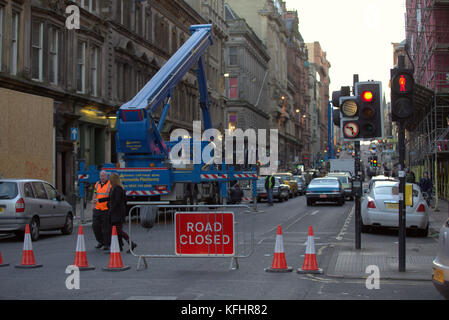 Glasgow, Écosse, Royaume-Uni. 29th octobre 2017. Le spectacle Sky Atlantic Melrose, la série en cinq parties basée sur les romans d'Edward St Aubyn a été perturbé aujourd'hui par quelques néds de glasgow alors qu'ils ont pris leur streetfight sur le set après avoir été photographiés à l'extérieur de la gare centrale à environ deux cents mètres. Les coureurs ont dû appeler le personnel de sécurité qui a escorté puis arrêté avant l'arrivée de la police qui a quitté plus tard dans la poursuite. Auparavant, les embouteillages causés par la fusillade provoquaient des sirènes et des commentaires des chauffeurs du Credit Gerard Ferry/Alamy News Banque D'Images