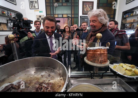 Palerme, Italie. 29 oct, 2017. Palerme, Beppe Grillo à Palerme pour la campagne électorale du mouvement 5 étoiles pour les trains régionaux en Sicile. dans l'image Beppe Grillo dans les rues de Palerme. 29/10/2017, Palerme, Italie : crédit photo indépendant srl/Alamy live news Banque D'Images