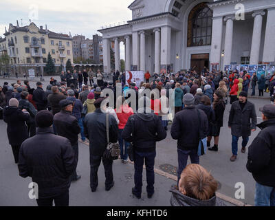 Kryvyi Rih, Ukraine. 29 octobre 2017. Les gens dans la rue en face du théâtre académique Kryvyi Rih à l'événement dédié à la réforme 500ème anniversaire crédit : Dmytro Aliokhin / Alamy Live News Banque D'Images