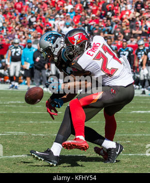 Tampa, Floride, USA. 29 Oct, 2017. Tampa Bay Buccaneers coffre Justin Evans (21) maintient l'échelle Kelvin récepteur Carolina Panthers Benjamin (13) de la réalisation de la prise à l'intérieur de la ligne 5 vers la fin de la 2e trimestre au cours du match entre les Panthers et les Tampa Bay Buccaneers chez Raymond James Stadium de Tampa, Floride. Credit : Cal Sport Media/Alamy Live News Banque D'Images